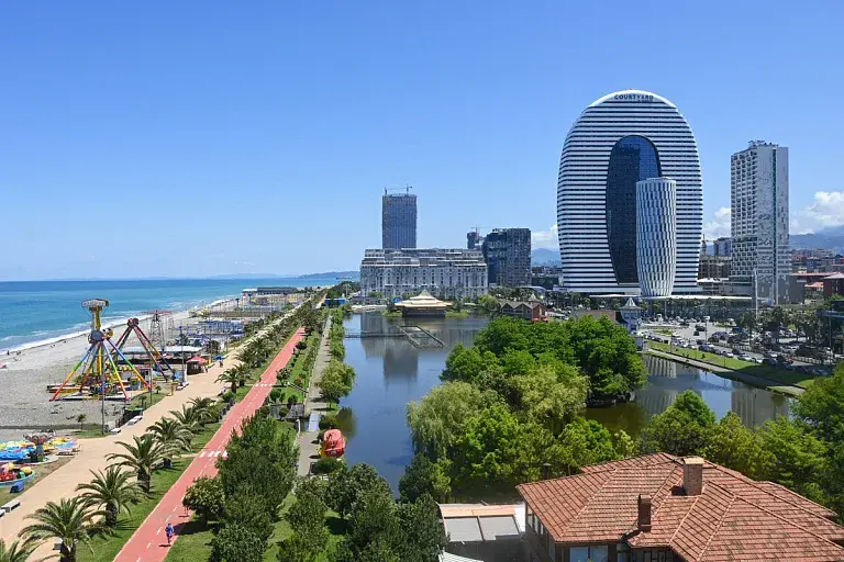 Türkmenbaşy we Batumi doganlaşan şäherler bolup biler