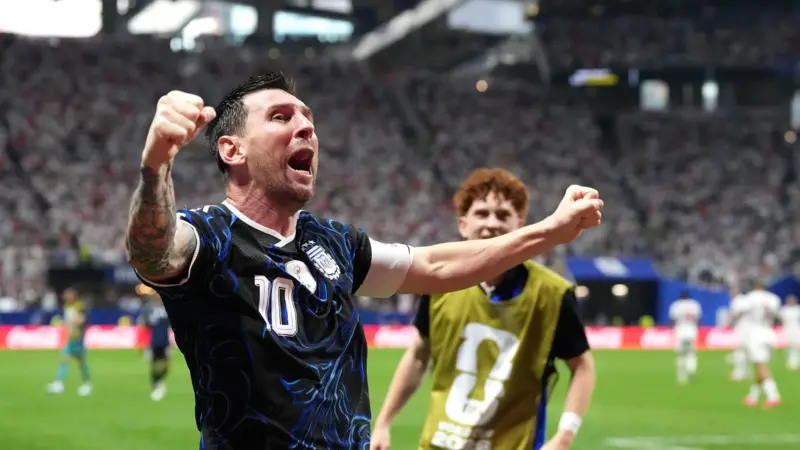 Argentina dünýä çempionatynyň finalynda. Messiniň topary Angliýany 2:1 hasabynda ýeňdi